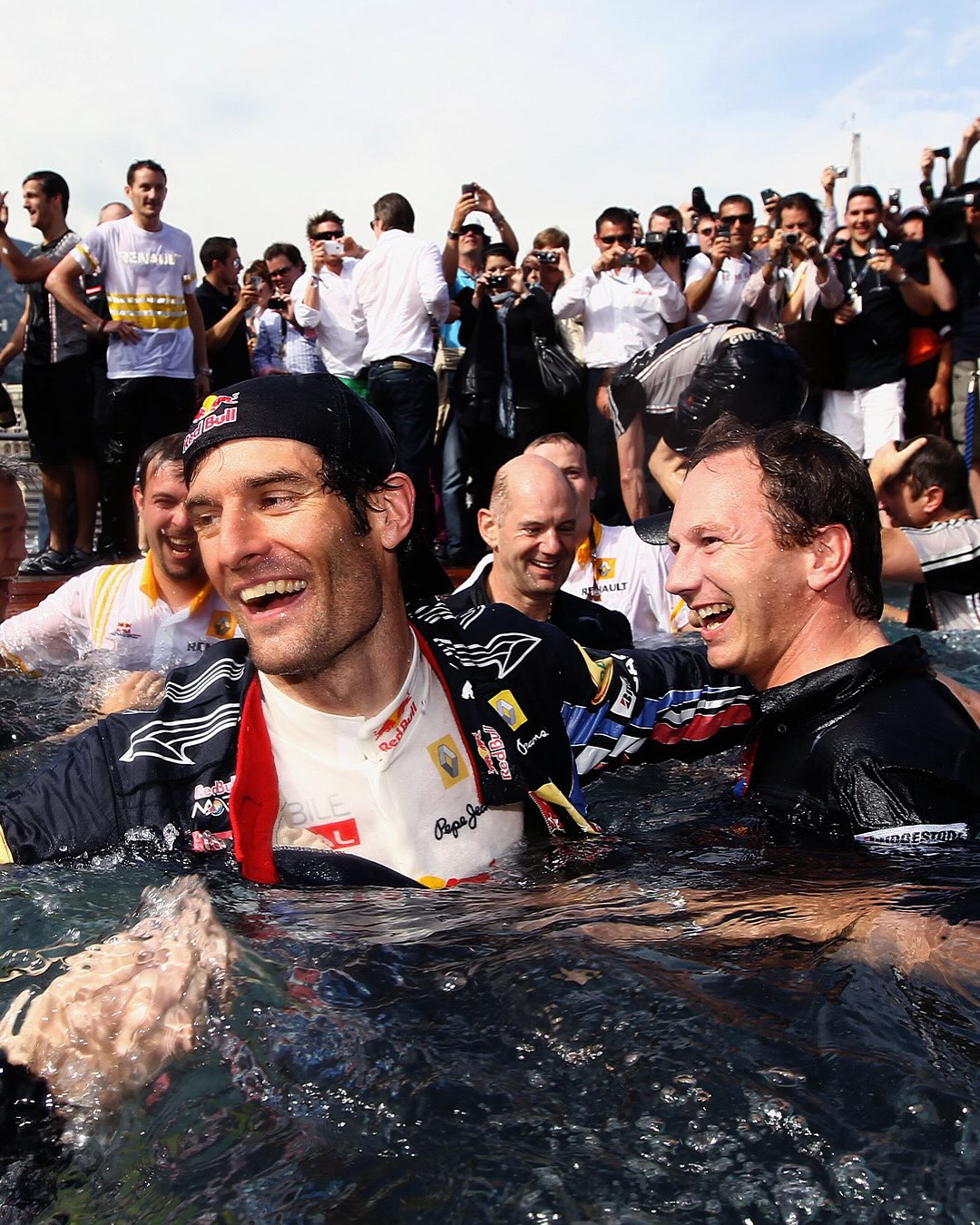 阿斯顿马丁鏖战红牛二队，拉塞尔扛起全队