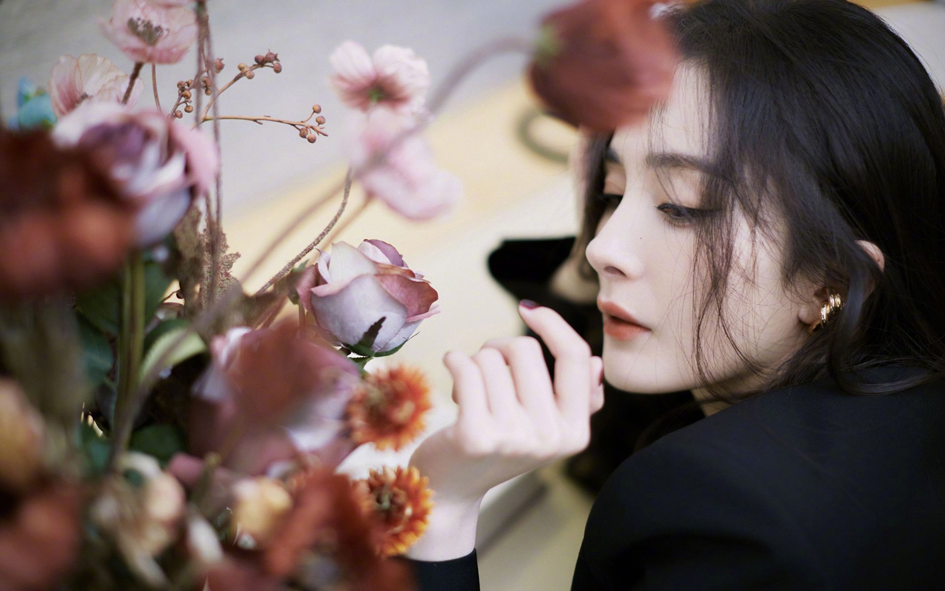 跨联盟表演赛，哈利伯顿爆发引领步行者，尼克斯防守锁死广东队